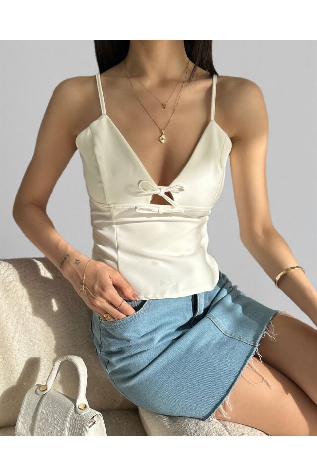 İp Askılı Göğüs Dekolteli Fiyonk Detaylı Crep Kadın Siyah Bluz