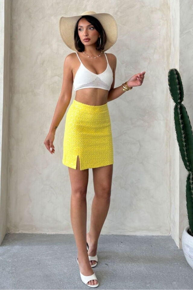Pullu Kot Etek Yırtmaçlı Mini Denim Etek
